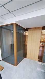 易昀玻璃隔断可选用单面中置和双面根据该办公环境定制