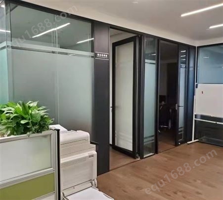 易昀玻璃隔断可选用单面中置和双面根据该办公环境定制